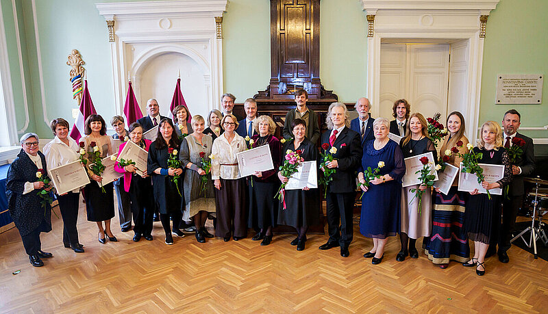 Izciliem izglītības un zinātnes darbiniekiem pasniegti Ministru kabineta Atzinības raksti