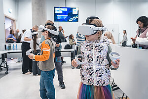 Bērni Eiropas Zinātnieku naktī izmēģina virtuālās realitātes tehnoloģijas.