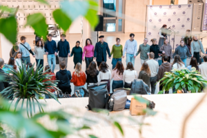 Latvijas Universitātes studenti, sadevušies rokās, piedalās kopīgā aktivitātē.