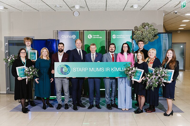 Jau sesto reizi pasniegtas stipendijas jaunajiem skolotājiem programmā “Starp mums ir ķīmija!”