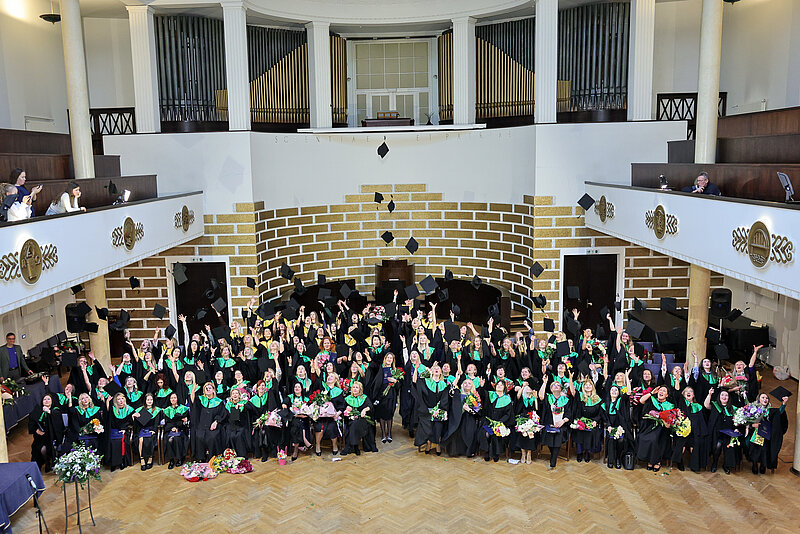 Sveicam 591 jauno speciālistu - LU IZPF absolventu!