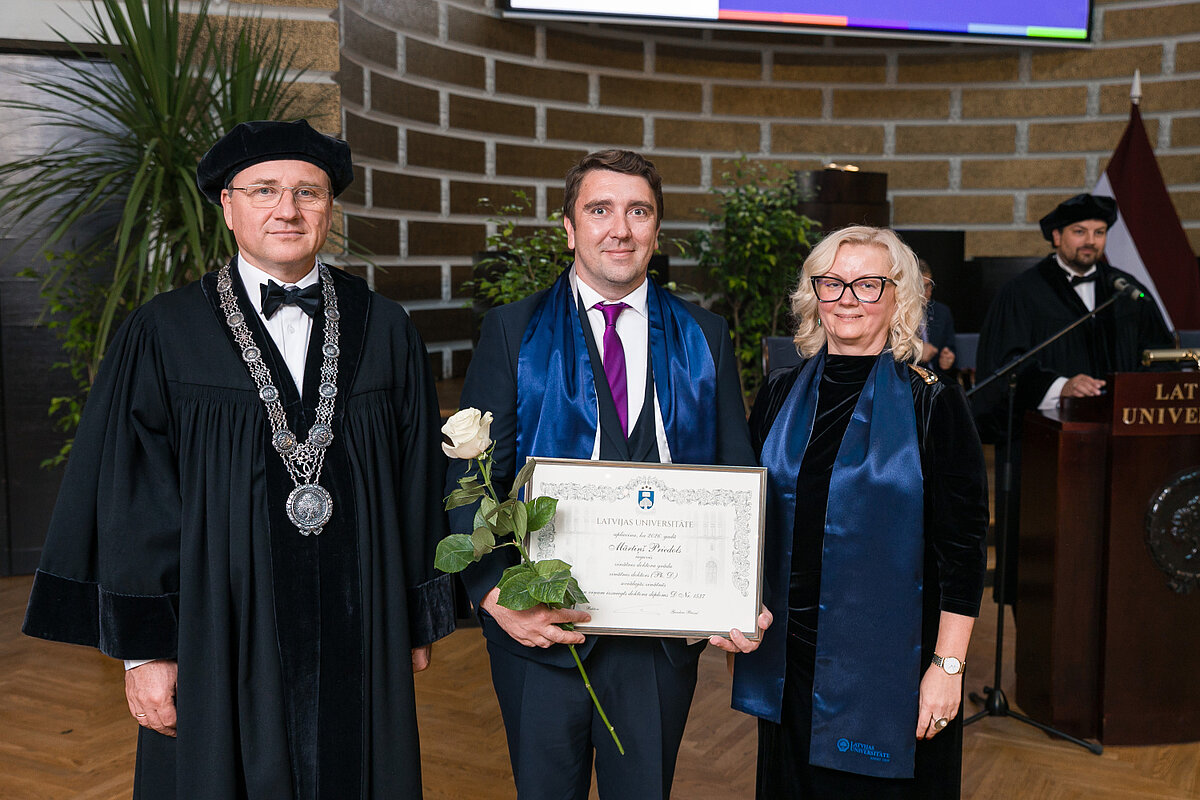 LU Ph.D. Mārtiņš Priedols LU rektors Gundars Bērziņš un profesore Iveta Ķestere Latvijas Universitātes promocijas ceremonijā.