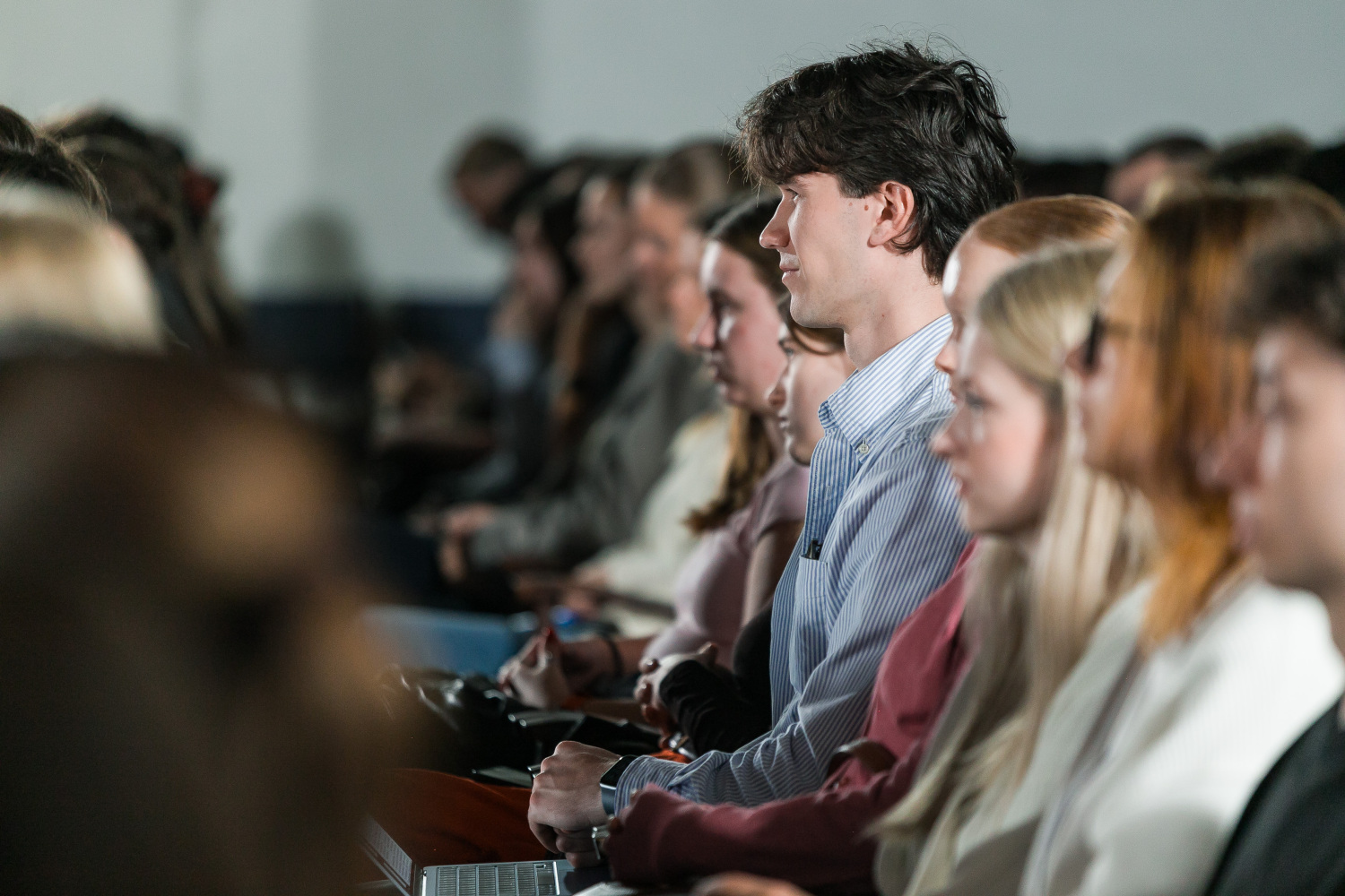 Latvijas Universitātes studenti klausās lekciju auditorijā.