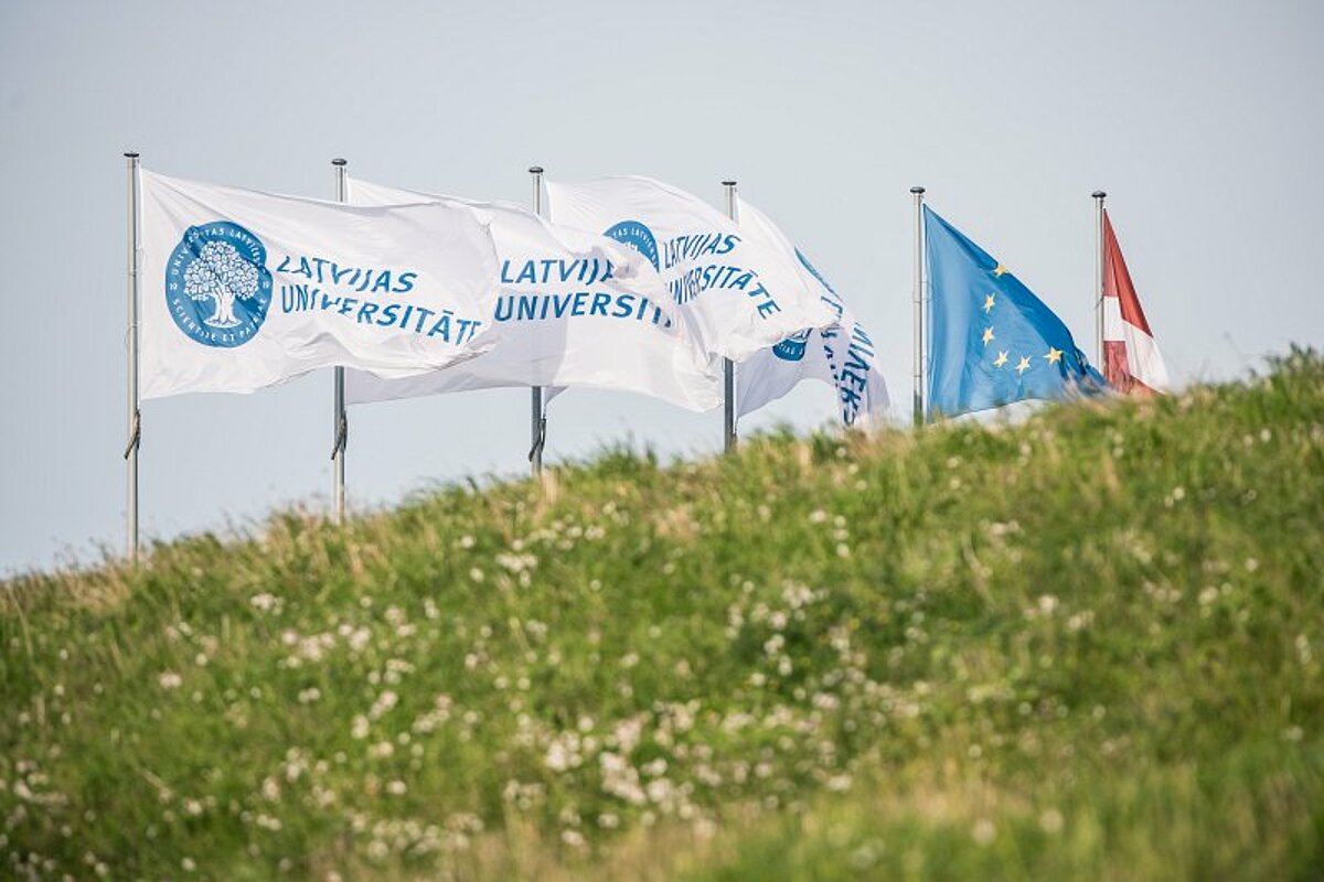 Latvijas Universitātes, Eiropas Savienības un Latvijas karogi pie LU Akadēmiskā centra.