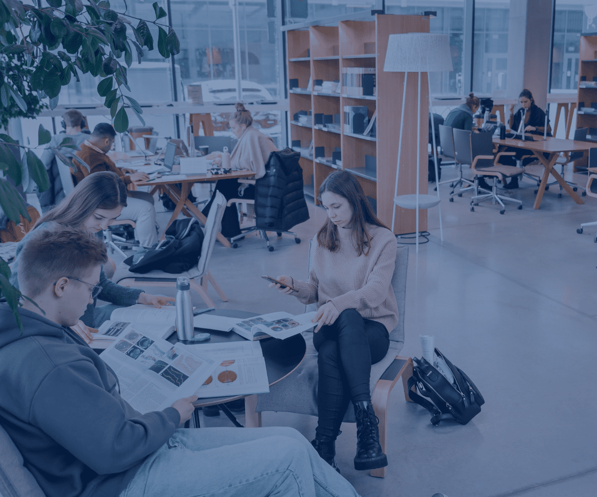 Studenti mācās un strādā ar studiju materiāliem Latvijas Universitātes mācību un atpūtas telpā.