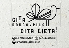 Attēlā uzraksts "Cita Daugavpils, cita lieta" un logo putniņa ar kastaņlapu veidolā