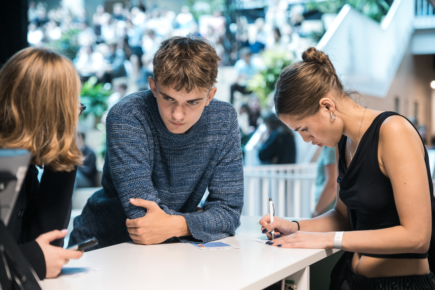 Latvijas Universitātes studenti kopīgi strādā pie uzdevuma.