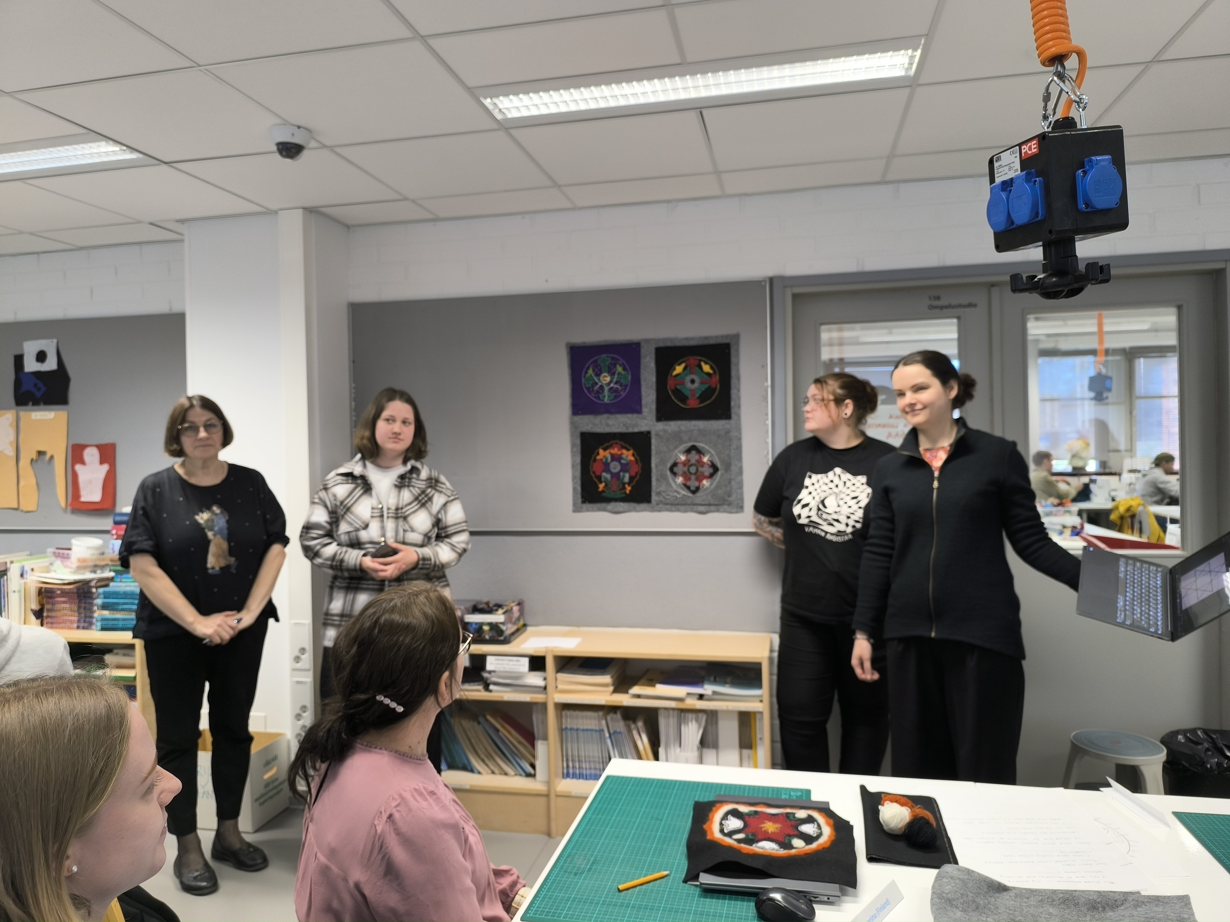 Darbnīcas telpa ar apmeklētājiem