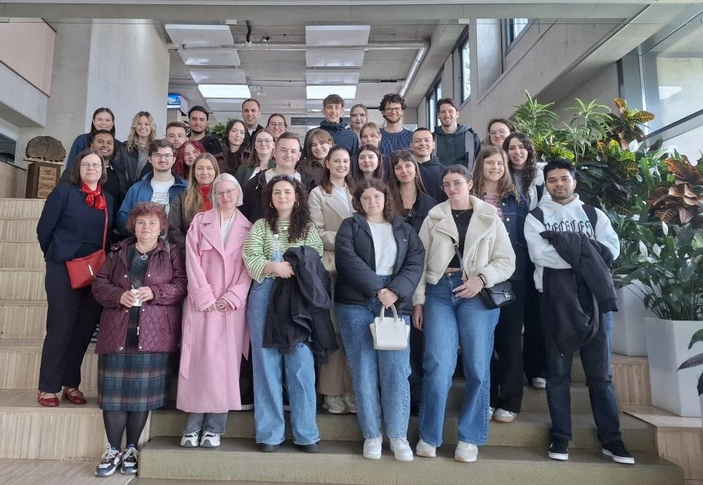 Dalībnieku grupas foto pirmajā dienā LU akadēmiskajā centrā